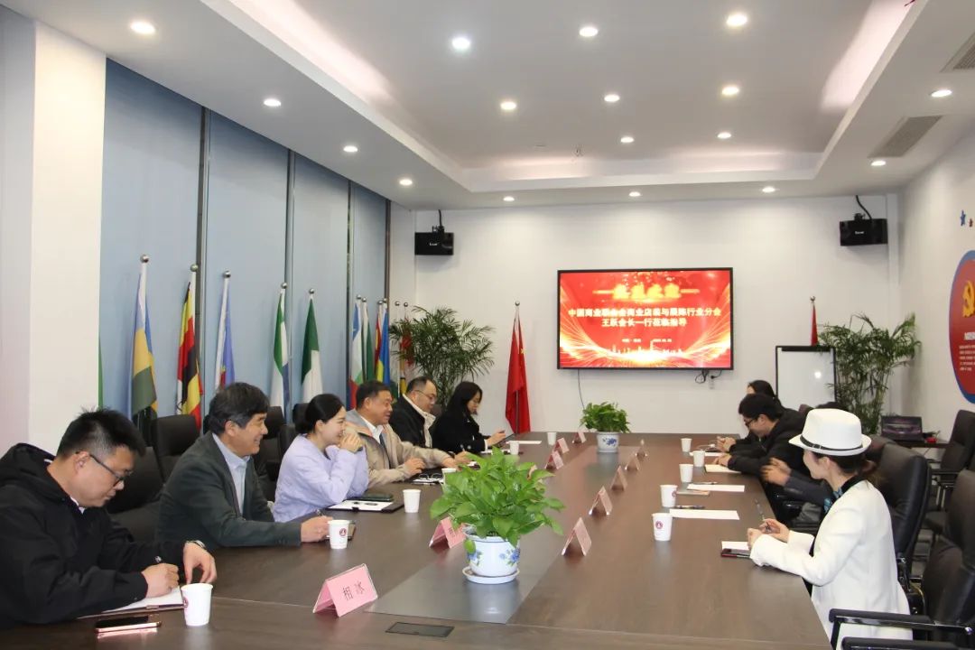 中國(guó)商聯(lián)商業(yè)店裝與展陳行業(yè)分會(huì)會(huì)長(zhǎng)王躍一行到訪浙江工商大學(xué)創(chuàng)業(yè)園參觀交流、共促發(fā)展
